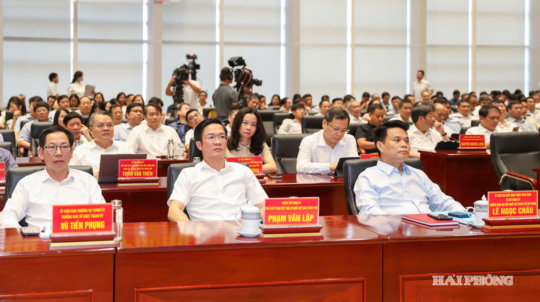 Các đồng chí: Lê Ngọc Châu, Ủy viên Trung ương Đảng, Bí thư Thành ủy, Trưởng Đoàn đại biểu Quốc hội thành phố; Phạm Văn Lập, Phó Bí thư Thành ủy, Chủ tịch Ủy ban MTTQ Việt Nam thành phố; các đồng chí lãnh đạo sở, ban, ngành dự Hội nghị tại điểm cầu thành phố Hải Phòng. Ảnh: LÊ DŨNG