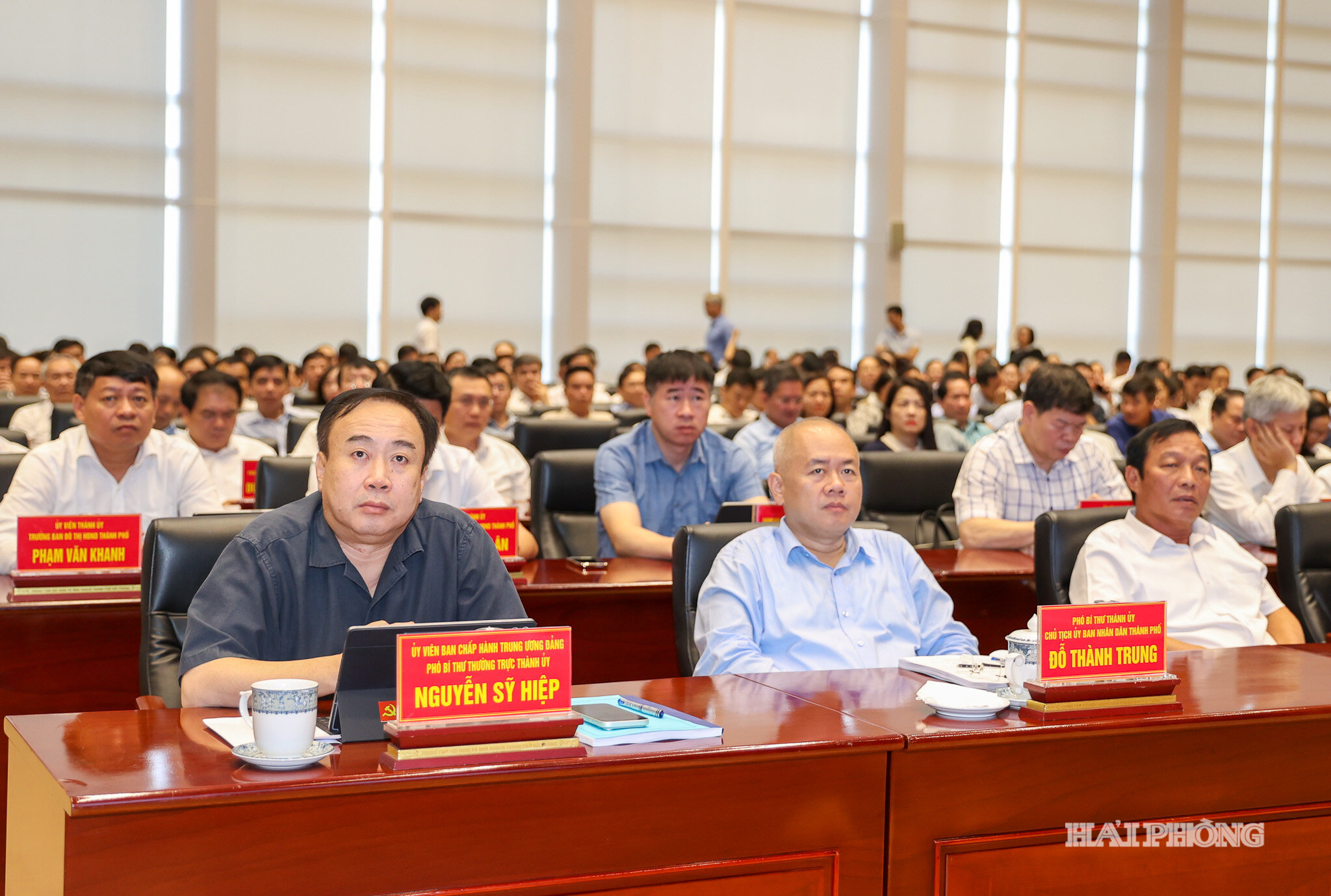 Các đồng chí: Nguyễn Sỹ Hiệp, Ủy viên Trung ương Đảng, Phó Bí thư Thường trực Thành ủy; Đỗ Thành Trung, Phó Bí thư Thành ủy, Chủ tịch UBND thành phố; Lê Văn Hiệu, Phó Bí thư Thành ủy, Chủ tịch HĐND thành phố cùng các đại biểu dự Hội nghị tại điểm cầu thành phố Hải Phòng.