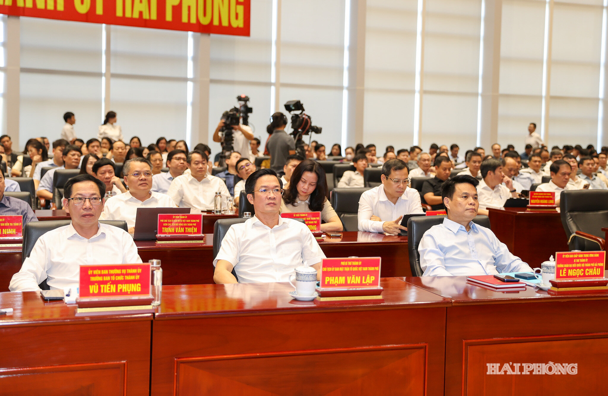 Các đồng chí: Lê Ngọc Châu, Ủy viên Trung ương Đảng, Bí thư Thành ủy, Trưởng Đoàn đại biểu Quốc hội thành phố; Phạm Văn Lập, Phó Bí thư Thành ủy, Chủ tịch Ủy ban MTTQ Việt Nam thành phố; các đồng chí lãnh đạo sở, ban, ngành dự Hội nghị tại điểm cầu thành phố Hải Phòng