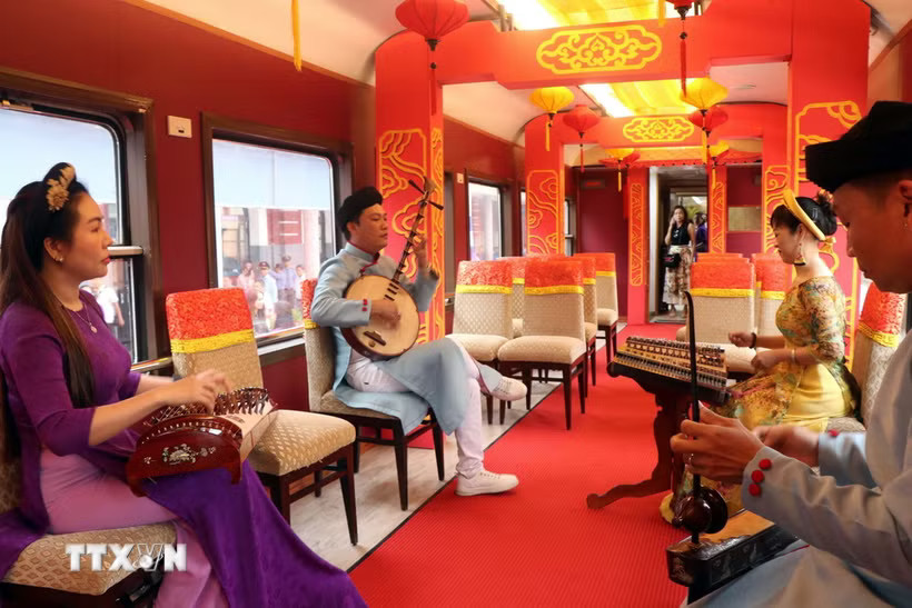 Biểu diễn âm nhạc dân tộc trên chuyến tàu Kết nối di sản miền Trung - Vietnam Central Heritage Connection, tuyến Huế-Đà Nẵng. (Ảnh: Đỗ Trưởng - TTXVN)