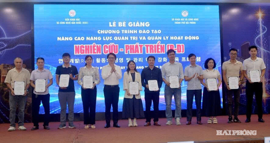 Ban Tổ chức trao giấy chứng nhận cho các học viên. Ảnh: LÊ TIẾN