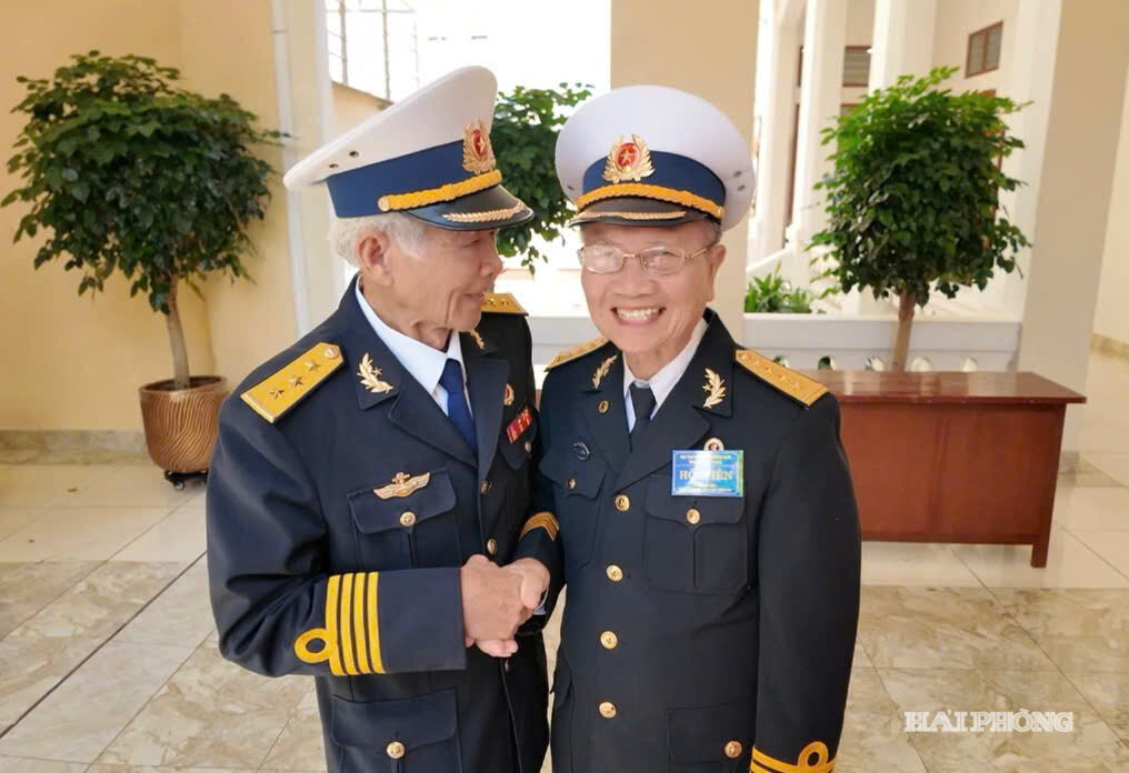 Ông Nguyễn Đình Quốc (Bên phải) Thuyền phó tàu 176 xúc động khi được gặp lại những đồng chí, đồng đội trong dịp kỷ niệm 65 năm ngày mở đường Hồ Chí Minh trên biển.