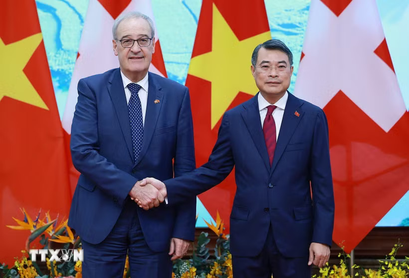 Thủ tướng Lê Minh Hưng hội kiến Tổng thống Liên bang Thụy Sĩ Guy Parmelin. (Ảnh: Dương Giang/TTXVN)
