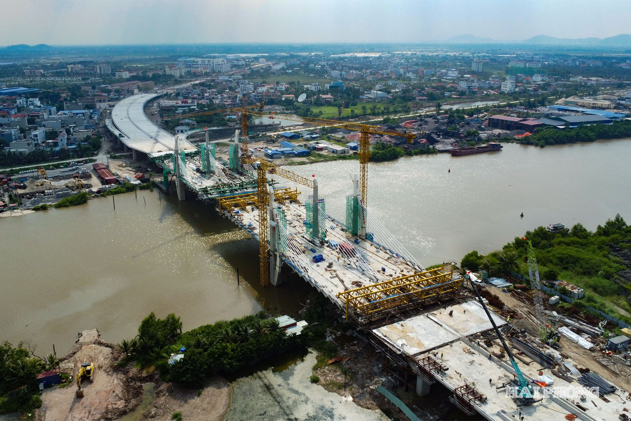 Dự án đường vành đai 2 đoạn tuyến Tân Vũ - Hưng Đạo - đường Bùi Viện đang dồn lực thi công. Ảnh: TRUNG KIÊN