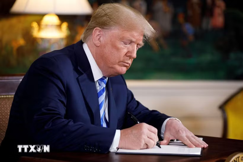 Tổng thống Mỹ Donald Trump ký sắc lệnh tại Nhà Trắng. (Ảnh minh họa: THX/TTXVN phát)