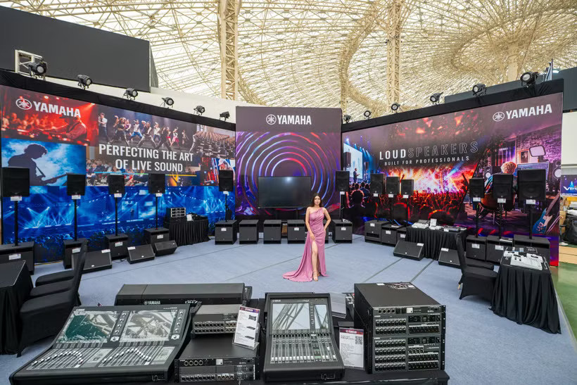 Triển lãm Quốc tế các thiết bị biểu diễn chuyên nghiệp – Plase Show Hà Nội 2026 quy tụ hàng chục thương hiệu âm thanh, ánh sáng và công nghệ sân khấu trong nước, quốc tế. (Ảnh: Minh Sơn/Vietnam+)