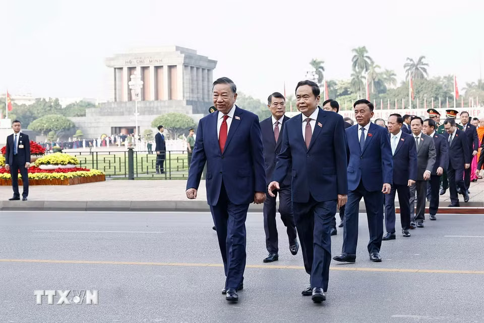 Tổng Bí thư, Chủ tịch nước Tô Lâm và các đồng chí lãnh đạo Đảng, Nhà nước cùng đại biểu Quốc hội đặt vòng hoa và vào Lăng viếng Chủ tịch Hồ Chí Minh trước khi khai mạc Kỳ họp thứ 2, Quốc hội khoá XVI. (Ảnh: Doãn Tấn/TTXVN)