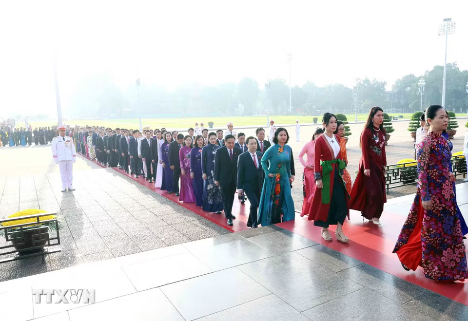 Đoàn đại biểu Quốc hội khóa XVI vào Lăng viếng Chủ tịch Hồ Chí Minh. (Ảnh: An Đăng/TTXVN)