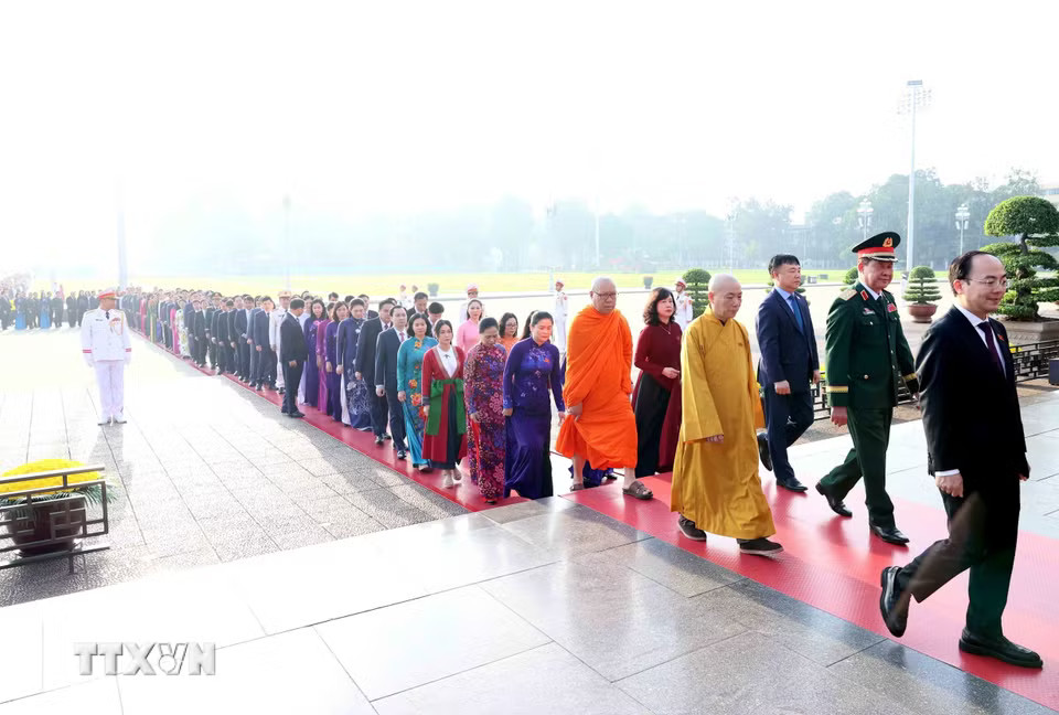 Đoàn đại biểu Quốc hội khóa XVI vào Lăng viếng Chủ tịch Hồ Chí Minh. (Ảnh: An Đăng/TTXVN)
