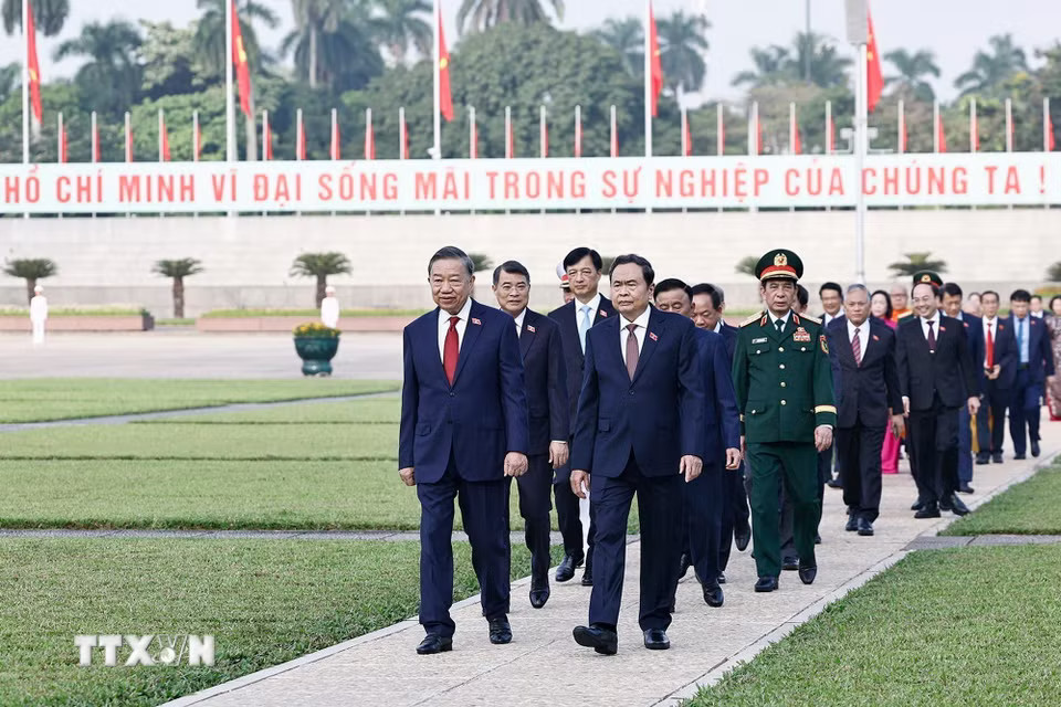 Tổng Bí thư, Chủ tịch nước Tô Lâm và các đồng chí lãnh đạo Đảng, Nhà nước cùng đại biểu Quốc hội vào Lăng viếng Chủ tịch Hồ Chí Minh trước khi khai mạc Kỳ họp thứ 2, Quốc hội khóa XVI. (Ảnh: Doãn Tấn/TTXVN)