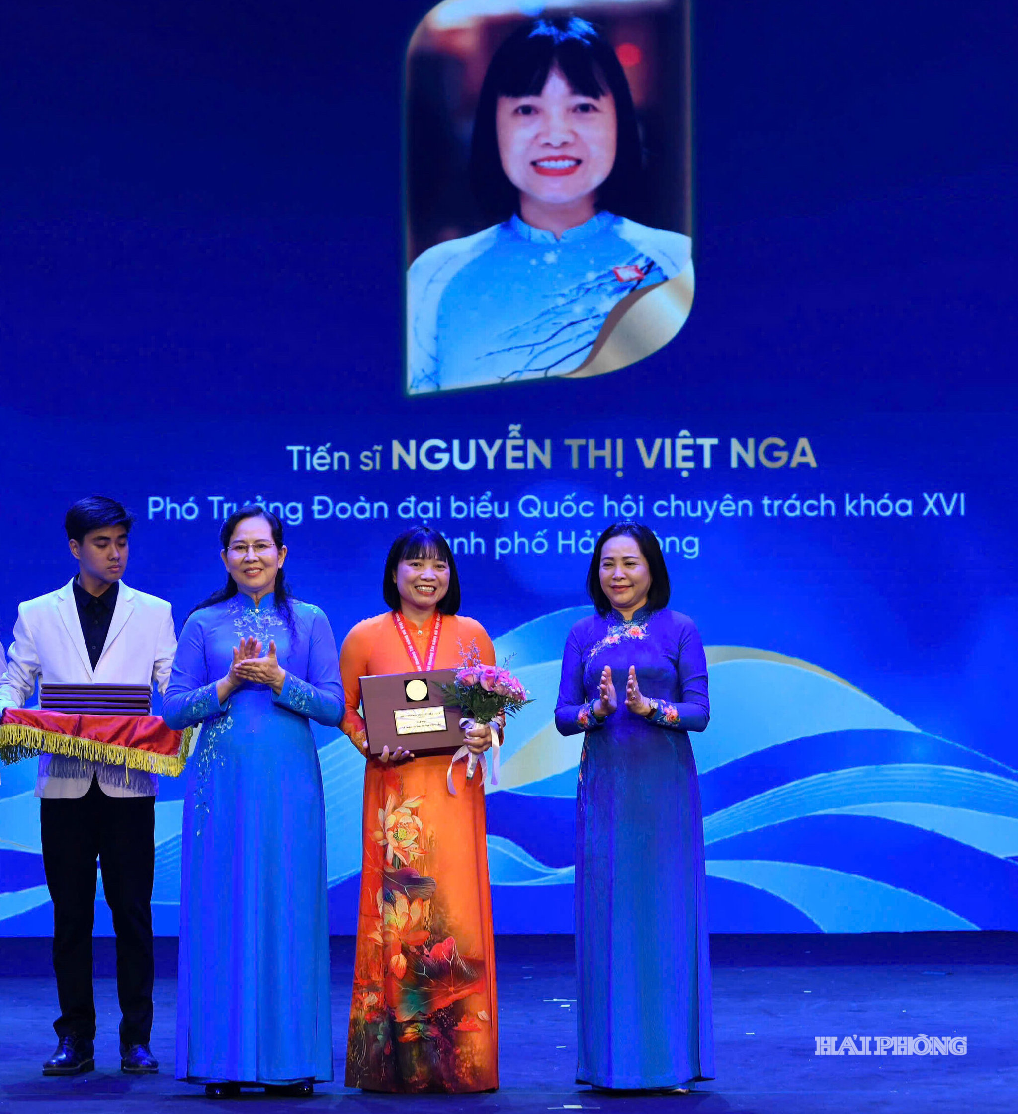 Phó Chủ tịch Quốc hội Nguyễn Thị Thanh và Chủ tịch Hội Liên hiệp Phụ nữ Việt Nam Lê Thị Thủy trao Giải thưởng Phụ nữ Việt Nam năm 2026 cho bà Nguyễn Thị Việt Nga (Hải Phòng).