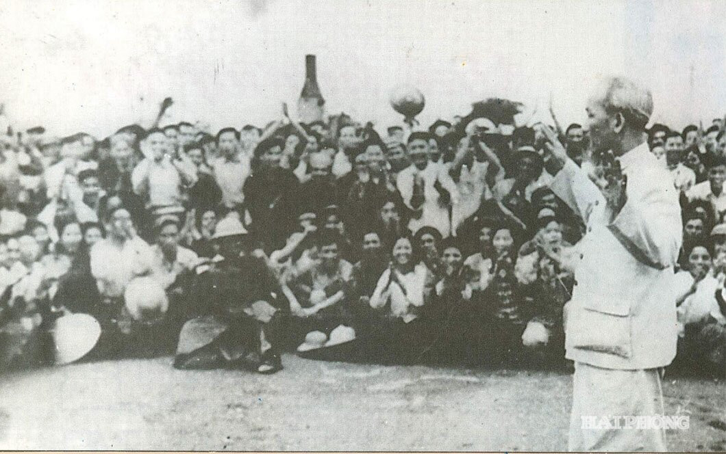 Ảnh báo in: Ngày 30/5/1957, trong chuyến thăm cảng Hải Phòng, Bác Hồ lên tàu HC 15 tìm hiểu đời sống, điều kiện làm việc của công nhân, thủy thủ. Người căn dặn cán bộ, công nhân phát huy tinh thần làm chủ, thi đua nâng cao năng suất, chất lượng và chăm lo đời sống người lao động. Những lời dạy của Bác trở thành động lực để các thế hệ công nhân Cảng Hải Phòng nỗ lực xây dựng, phát triển cảng (Ảnh tư liệu)