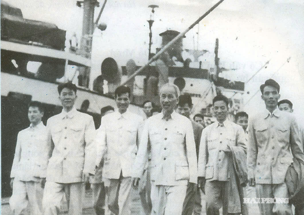 Ảnh báo in: Ngày 10/1/1960, Chủ tịch Hồ Chí Minh cùng các đồng chí lãnh đạo Đảng, Nhà nước và đông đảo nhân dân Hải Phòng đón 922 kiều bào từ Thái Lan trở về Tổ quốc tại Cảng Hải Phòng (Ảnh tư liệu).