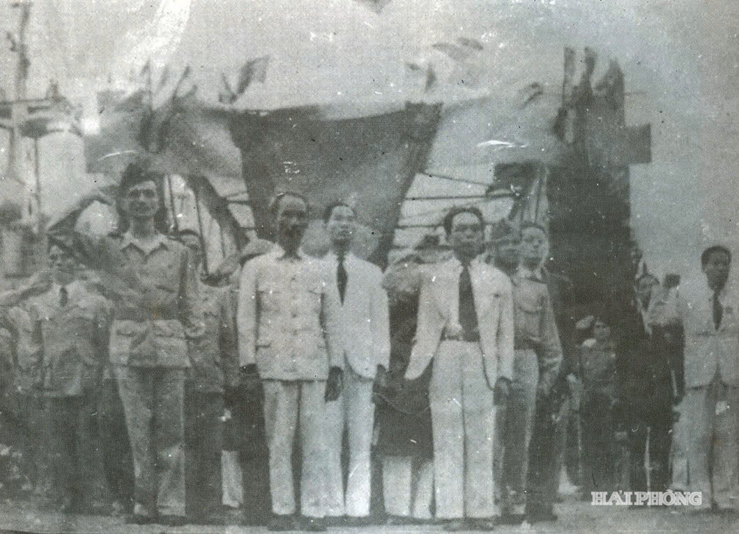 Ảnh báo in: Ngày 20/10/1946, Chủ tịch Hồ Chí Minh cùng đoàn đại biểu Chính phủ Việt Nam từ Pháp trở về, cập bến Ngự, cảng Hải Phòng (nay thuộc khu vực chân cầu Hoàng Văn Thụ). Sự kiện đánh dấu lần đầu Bác trở về Hải Phòng, mở đầu cho những lần Người thăm, động viên và dành sự quan tâm sâu sắc đối với thành phố Cảng cùng các thế hệ công nhân nơi đây (Ảnh tư liệu)