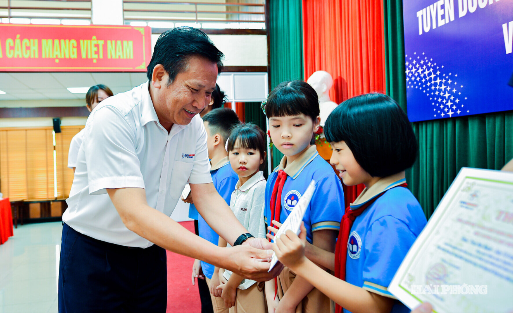 Công ty CP Nhiệt điện Phả Lại khen thưởng con cán bộ, công nhân viên đạt thành tích trong học tập, khích lệ các cháu tiếp tục nỗ lực rèn luyện. Ảnh: THÀNH CHUNG