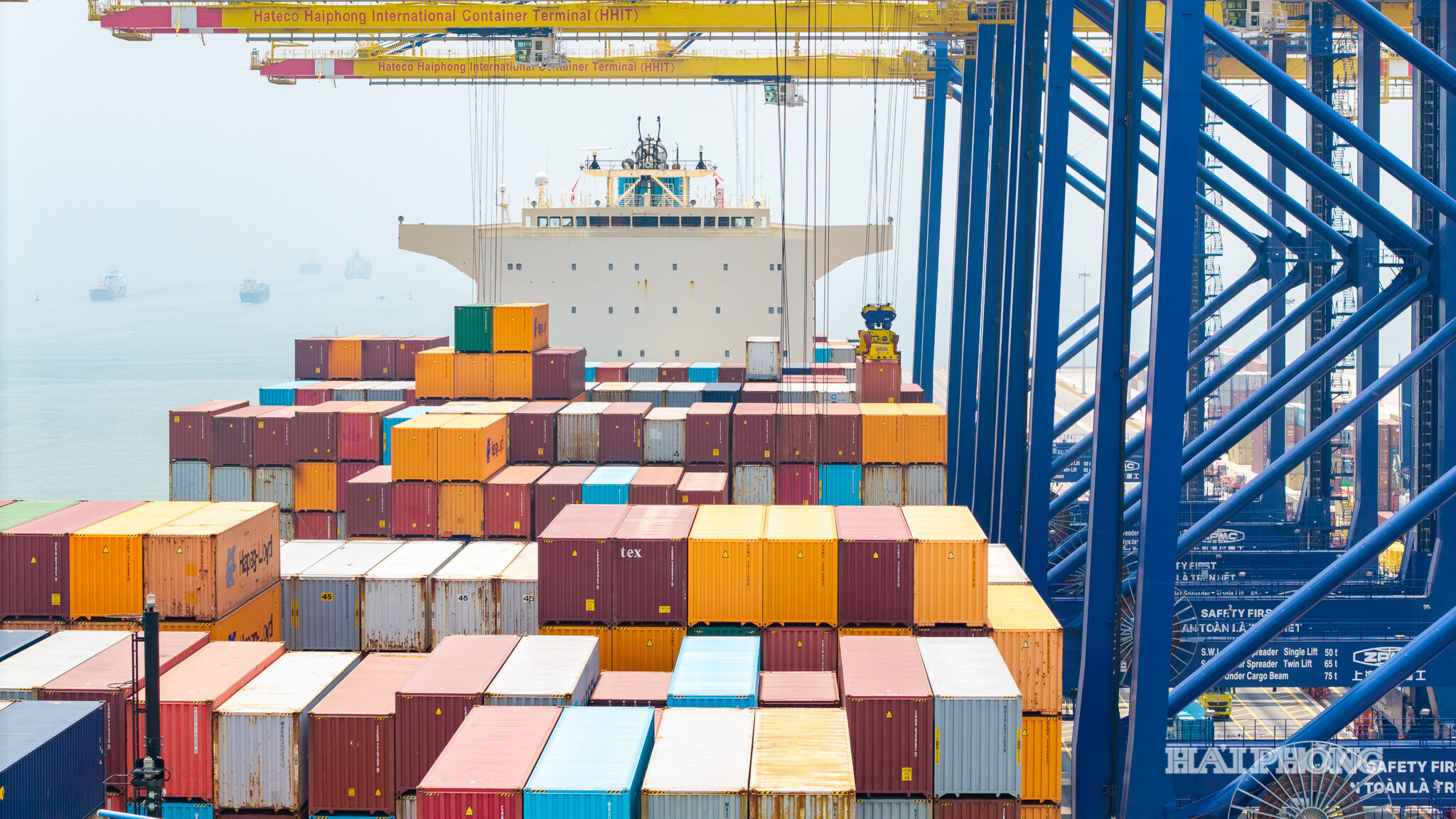 Cảng container quốc tế Hateco Hải Phòng với bến số 5 và số 6 tại Lạch Huyện được trang bị thiết bị xếp dỡ hiện đại, ứng dụng công nghệ nhận dạng, quản lý và điều hành thông minh. Qua đó, cảng từng bước tự động hóa hoạt động khai thác, nâng cao năng suất và chất lượng dịch vụ.