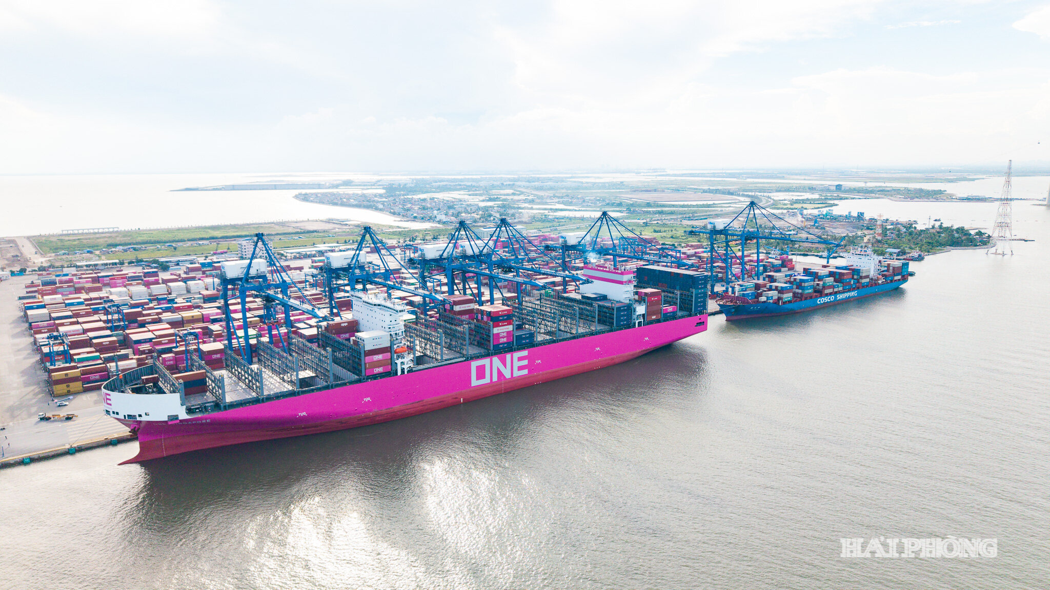 Năm 2018, cảng container quốc tế Tân Cảng Hải Phòng (TC-HICT) đưa bến số 1 và số 2 tại Lạch Huyện vào khai thác, mở ra bước phát triển mới cho cảng nước sâu miền Bắc. Từ đây, tàu container cỡ lớn có thể vận chuyển hàng hóa xuất nhập khẩu trực tiếp đến các thị trường xa, giảm phụ thuộc vào cảng trung chuyển nước ngoài. Trong ảnh: Tàu container trọng tải lớn đang được xếp dỡ hàng hóa tại cảng nước sâu Lạch Huyện.