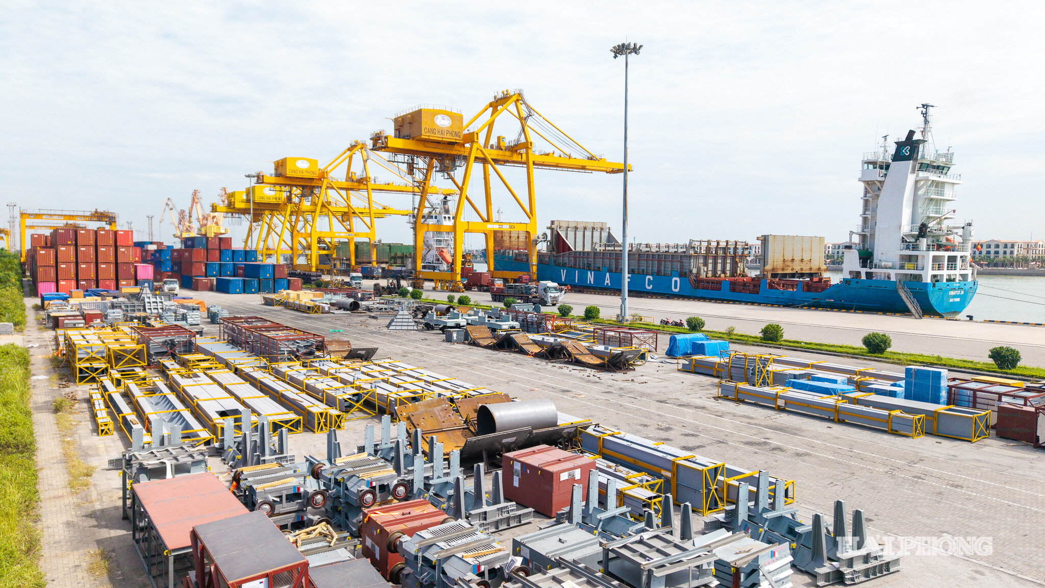 Phát huy truyền thống “Đoàn kết - Kiên cường - Sáng tạo”, Cảng Hải Phòng từng bước đổi mới phương thức sản xuất, đầu tư hạ tầng, hiện đại hóa thiết bị xếp dỡ. Từ những cầu cảng truyền thống, không gian khai thác được mở rộng về phía Tân Vũ, Đình Vũ, tạo bước phát triển mạnh mẽ về quy mô, năng lực khai thác và chất lượng dịch vụ. Ảnh hiện tại: Toàn cảnh khu vực cảng Tân Vũ với hệ thống cầu bến, cần cẩu và các bãi container.