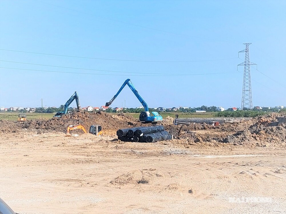 Dự án đầu tư xây dựng và quản lý, kinh doanh hạ tầng kỹ thuật cụm công nghiệp Lê Thiện - Đại Bản đang được triển khai thi công hạ tầng. Ảnh: TIẾN ĐẠT