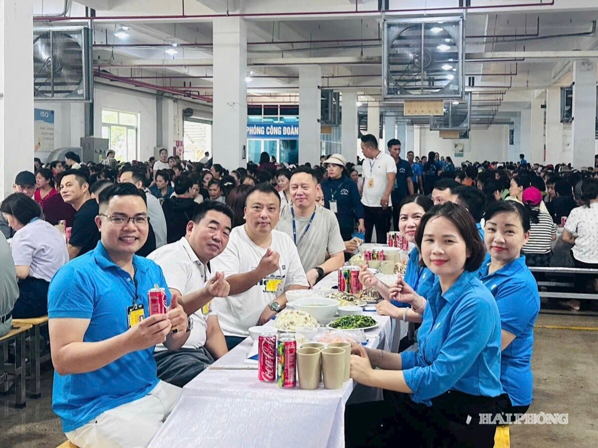 Chị Đồng Thị Phượng (bên phải) dự bữa cơm công đoàn cùng ban lãnh đạo và người lao động công ty.