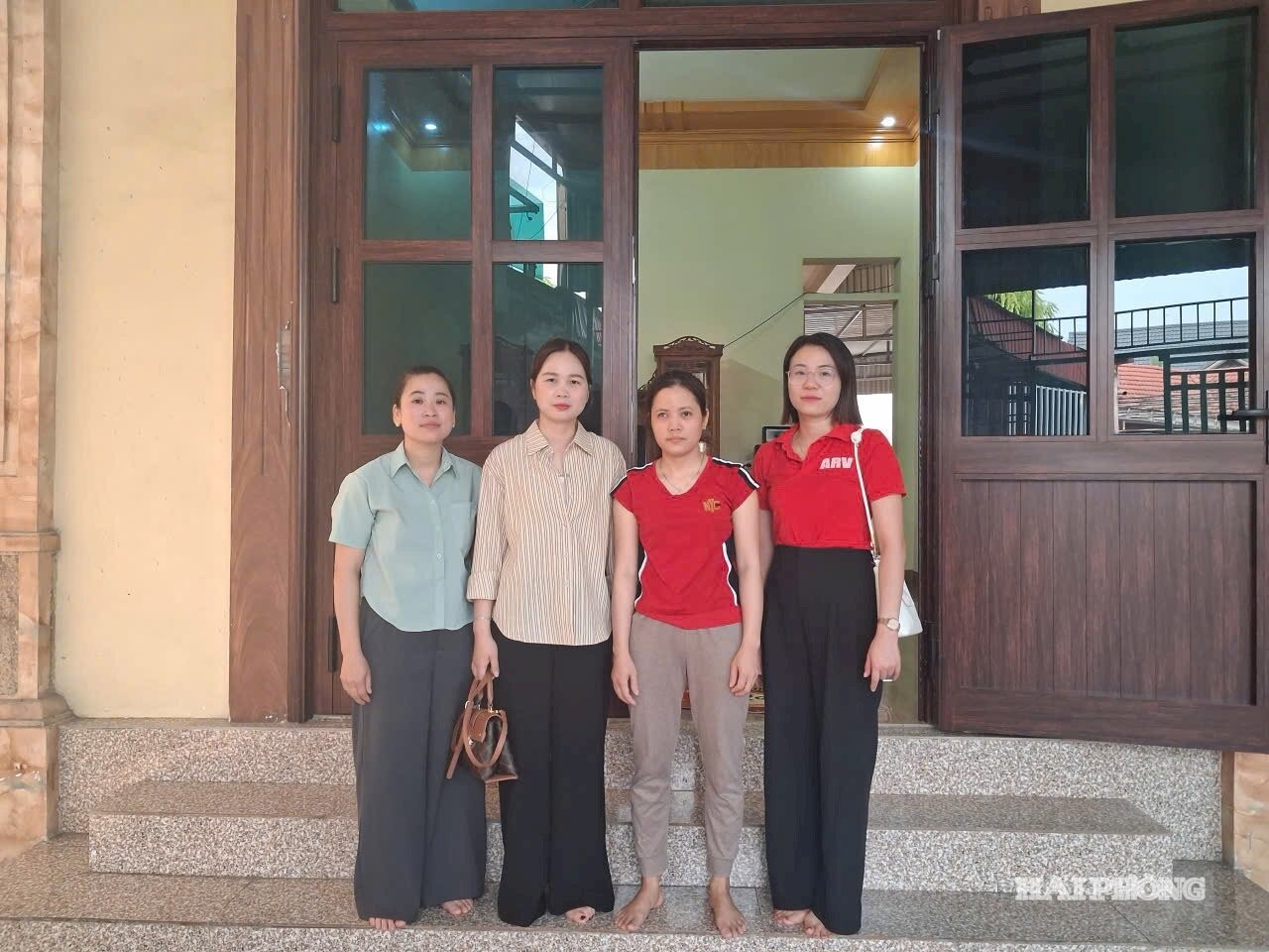 Chị Đồng Thị Phượng (thứ 2 từ trái sang) thăm, trao kinh phí hỗ trợ cho đoàn viên có con mắc bệnh hiểm nghèo.