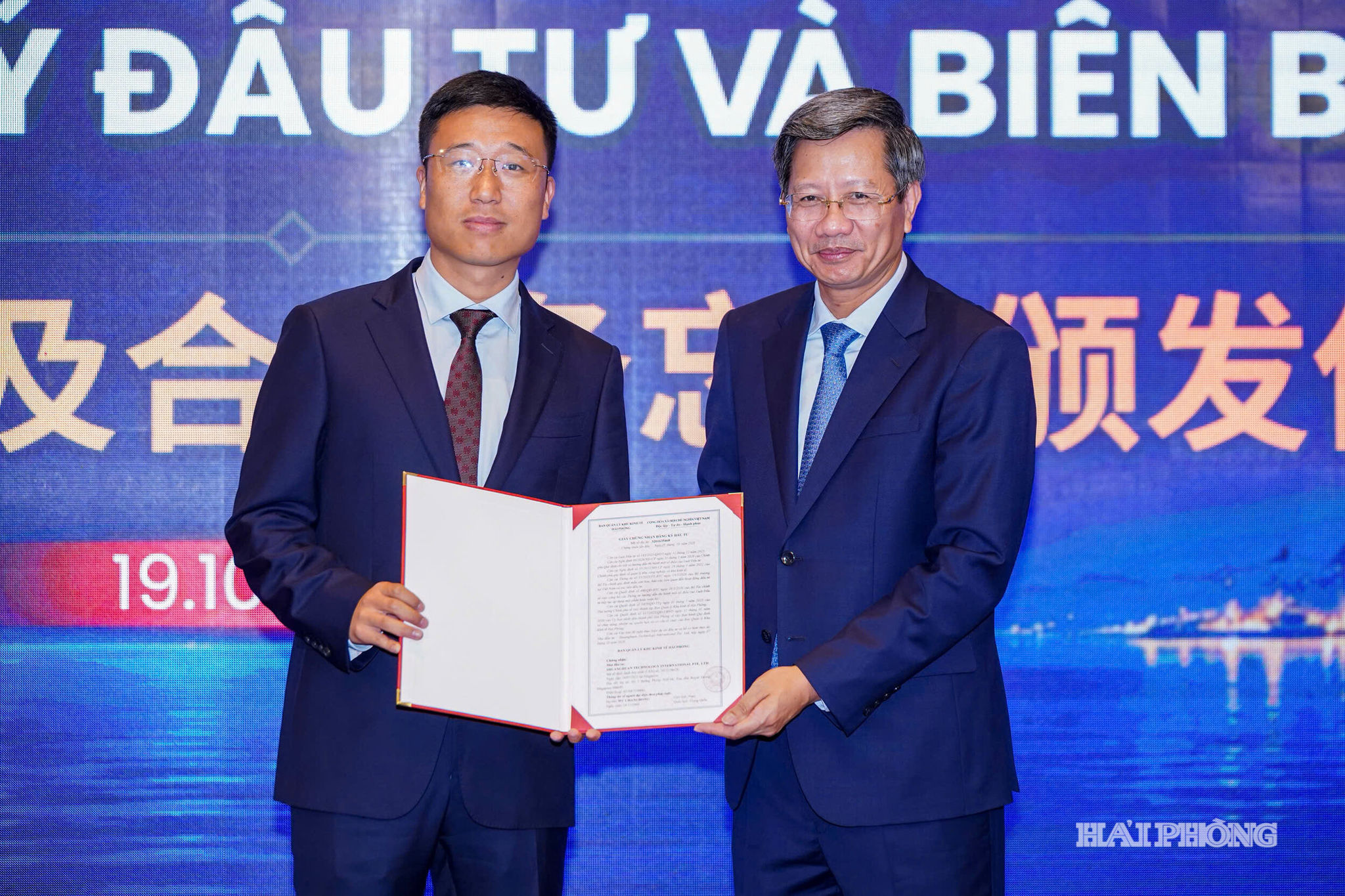 Đồng chí Lê Anh Quân, Ủy viên Ban Thường vụ Thành ủy, Phó Chủ tịch Thường trực UBND thành phố Hải Phòng trao Giấy chứng nhận đăng ký đầu tư cho các nhà đầu tư Trung Quốc.