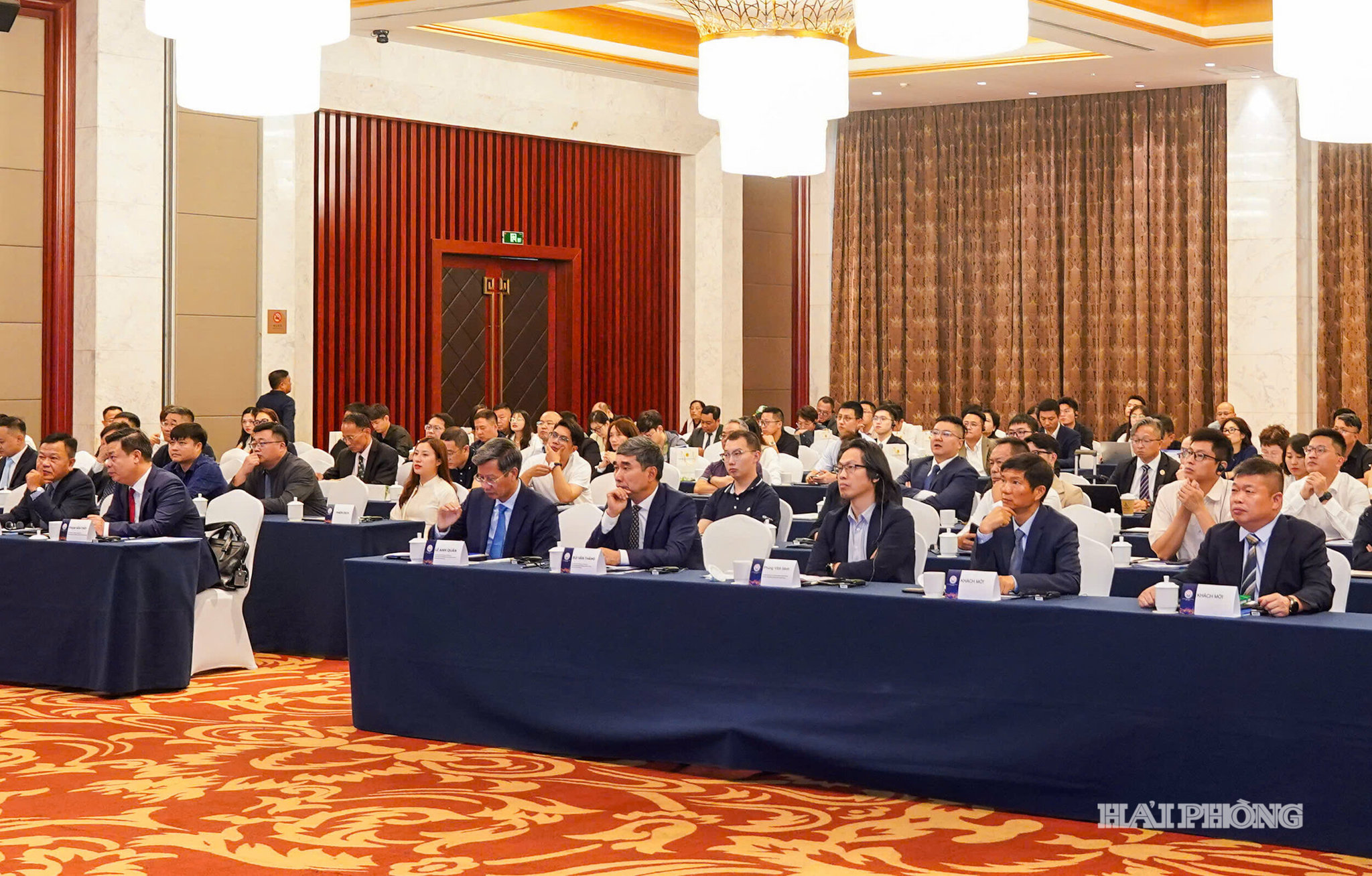 ảnh trang trong báo in: Các đồng chí lãnh đạo thành phố cùng các nhà đầu tư, doanh nghiệp Trung Quốc dự Hội nghị xúc tiến đầu tư thành phố Hải Phòng tại Hàng Châu (Trung Quốc).