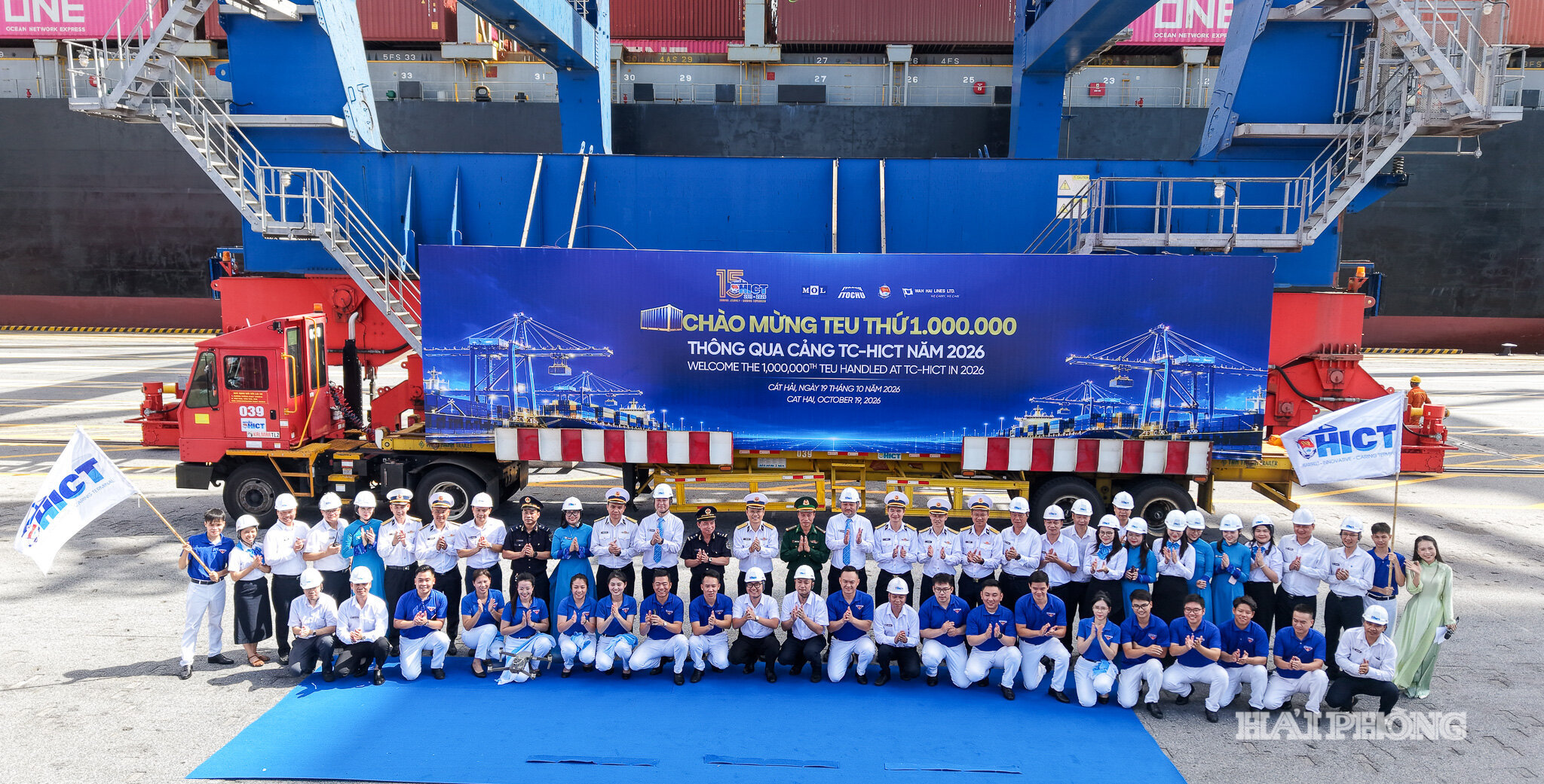 Đại biểu, khách mời cùng cán bộ, nhân viên, người lao động cảng TC-HICT trong ngày đón TEU thứ 1 triệu thông qua cảng 