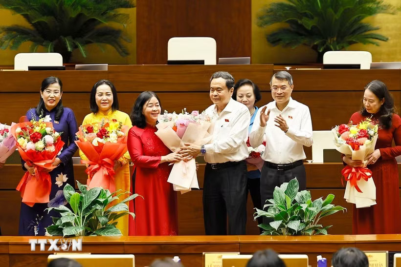 Chủ tịch Quốc hội Trần Thanh Mẫn và Thủ tướng Lê Minh Hưng tặng hoa các nữ đại biểu Quốc hội khóa XVI nhân Ngày phụ nữ Việt Nam 20/10. (Ảnh: Doãn Tấn/TTXVN)