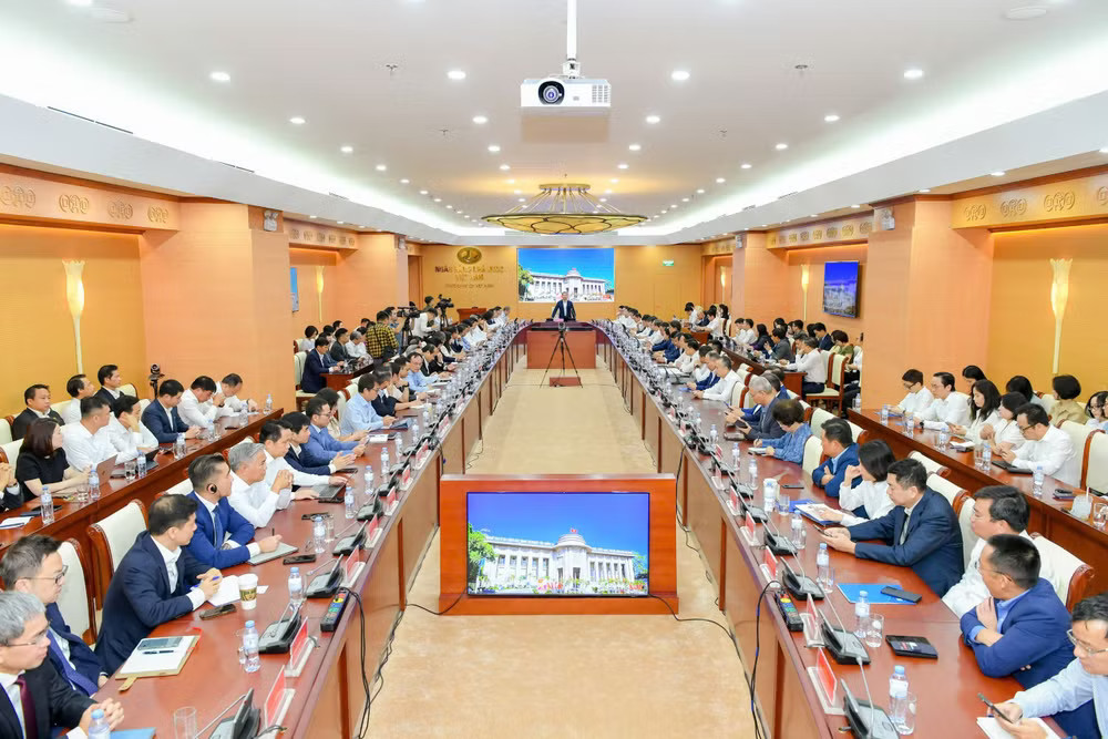 Toàn cảnh buổi làm việc của Thống đốc Ngân hàng Nhà nước với các Phó Thống đốc, lãnh đạo các vụ, cục thuộc Ngân hàng Nhà nước cùng chủ tịch, Tổng Giám đốc các ngân hàng thương mại. (Ảnh: Vietnam+) 2aobor6yabzcqsth1ihjxoumgzjjqj98jzcwpamq.jpg