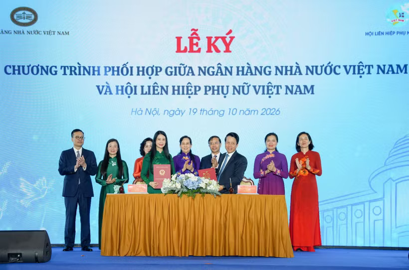 Ngân hàng Nhà nước Việt Nam và Hội Liên hiệp Phụ nữ Việt Nam thực hiện nghi thức ký kết Chương trình phối hợp công tác giai đoạn 2026-2030. (Ảnh: Vietnam+)