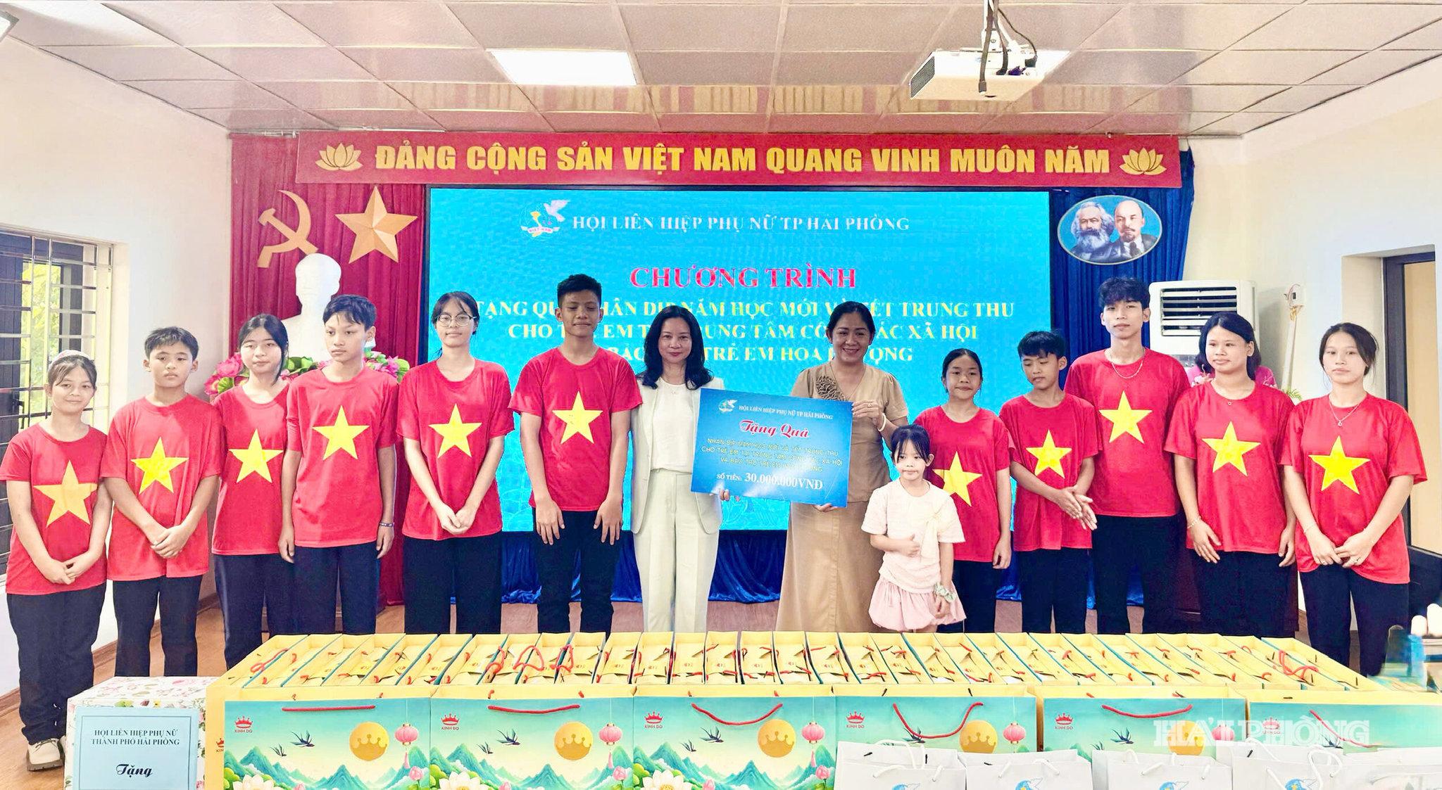 Lãnh đạo Hội Liên hiệp phụ nữ thành phố tặng quà Trung tâm Công tác xã hội và bảo trợ trẻ em Hoa Phượng nhân dịp Tết Trung thu 2026.