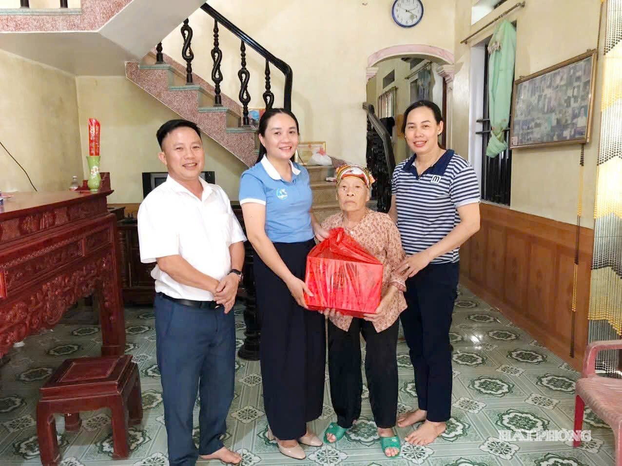 Chị Vũ Thị Thanh Thúy, Chủ tịch Hội Liên hiệp phụ nữ xã Thượng Hồng (thứ 2 từ trái sang) tặng quà cho các mẹ, vợ liệt sĩ trên địa bàn xã nhân kỷ niệm Ngày Thương binh - Liệt sĩ (27/7).