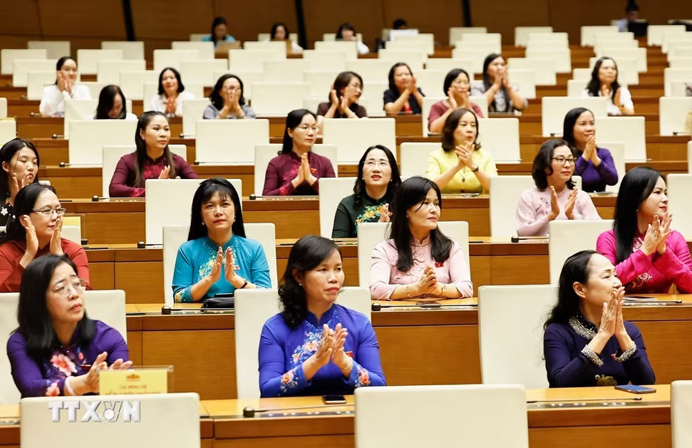 ttxvn_chu-tich-quoc-hoi-va-thu-tuong-gap-mat-cac-nu-dai-bieu-quoc-hoi-khoa-xvi-2.jpg