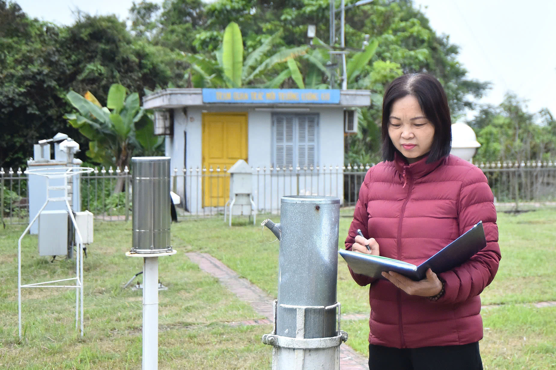 Quan trắc viên của Trạm Khí tượng Phù Liễn (Đài Khí tượng thuỷ văn thành phố Hải Phòng) lấy mẫu kiểm tra diễn biến thời tiết.