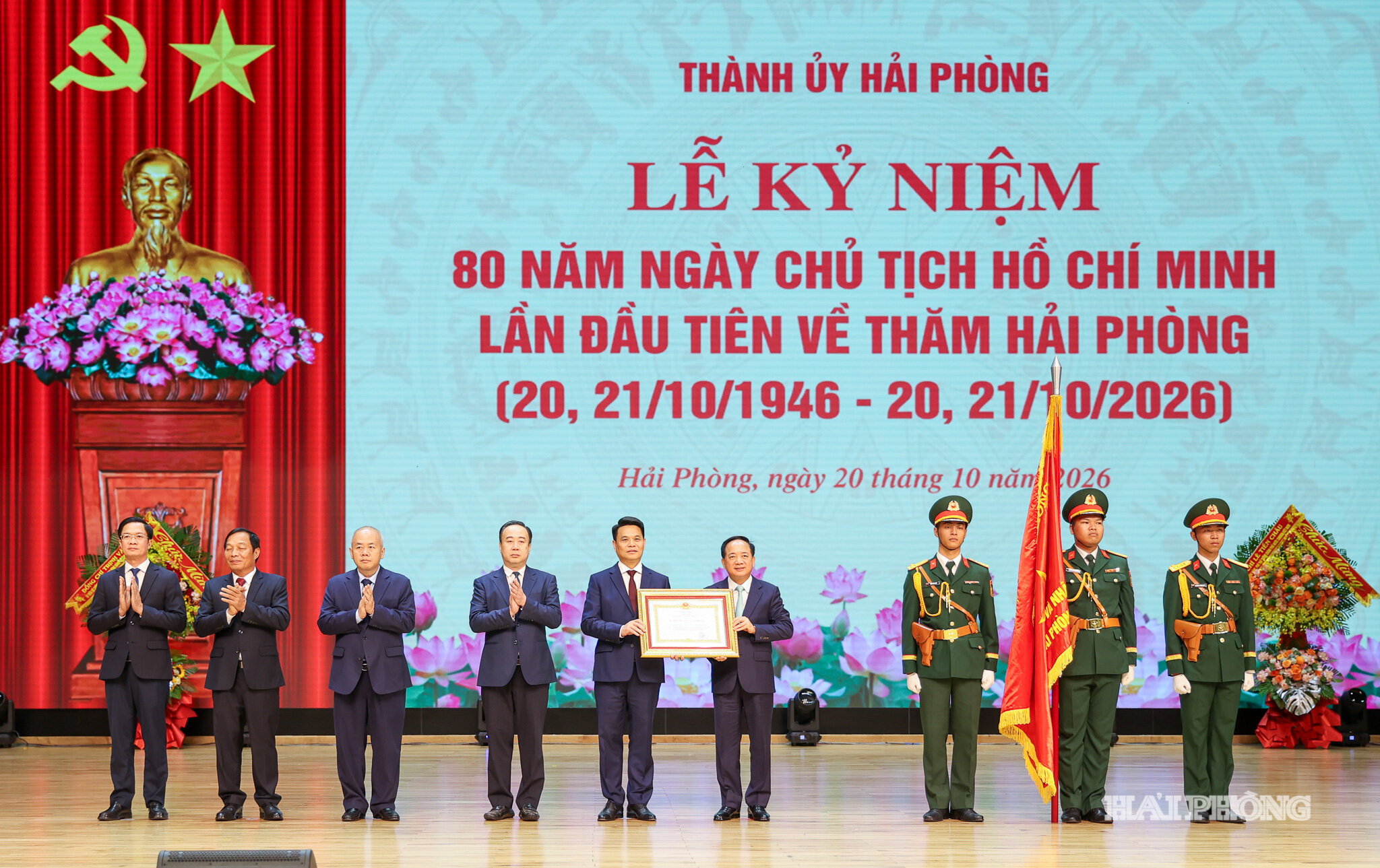 Thừa ủy quyền của Chủ tịch Nước, đồng chí Trịnh Văn Quyết, Ủy viên Bộ Chính trị, Bí thư Trung ương Đảng, Trưởng ban Tuyên giáo Trung ương trao Huân chương Lao động hạng Nhất tặng Đảng bộ, chính quyền và Nhân dân thành phố Hải Phòng.