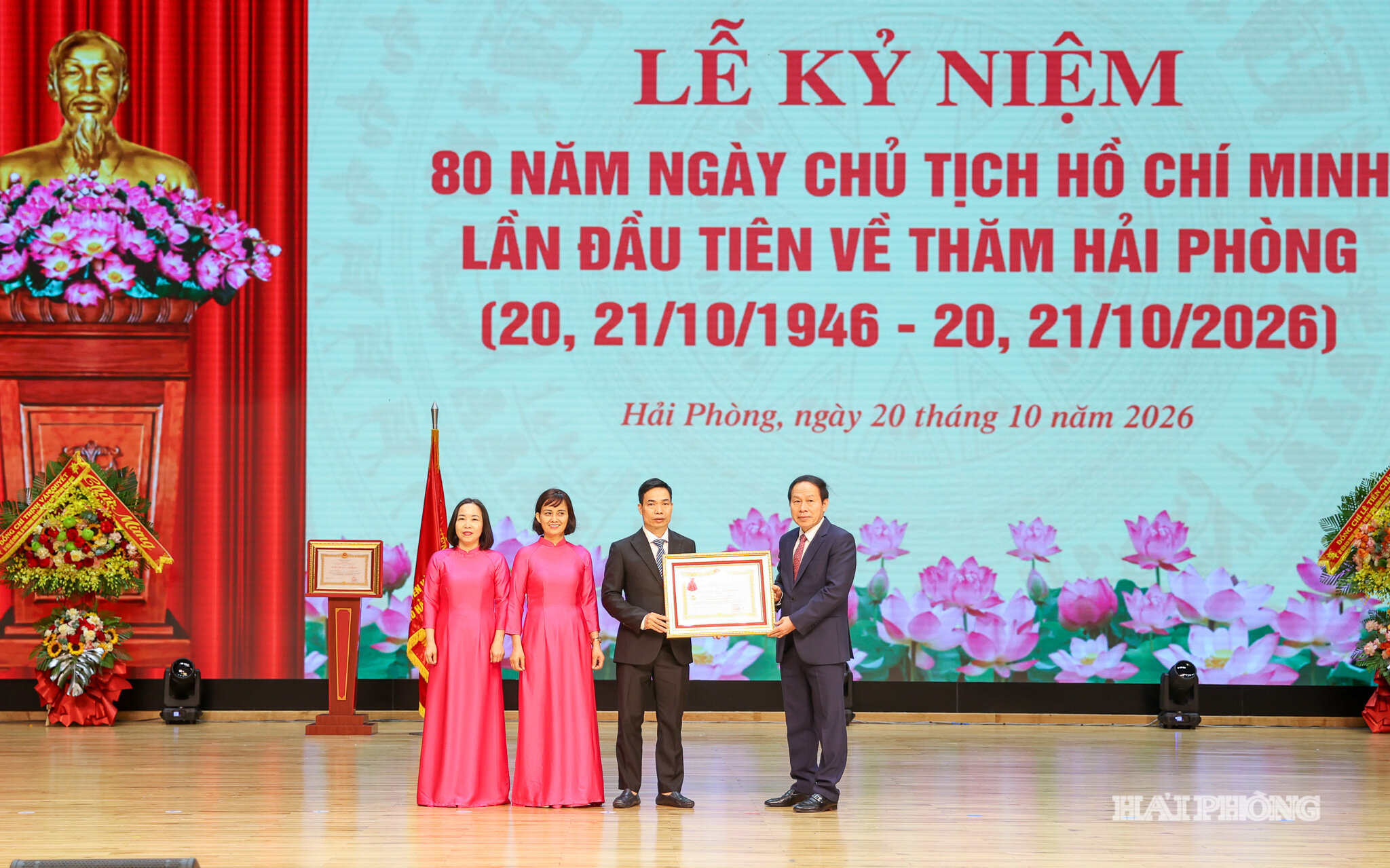 Đồng chí Lê Tiến Châu, Ủy viên Ban Chấp hành Trung ương Đảng, Phó Thủ tướng Chính phủ trao Huân chương Lao động hạng Ba tặng Đảng bộ Trường Trung học cơ sở Hồng Bàng