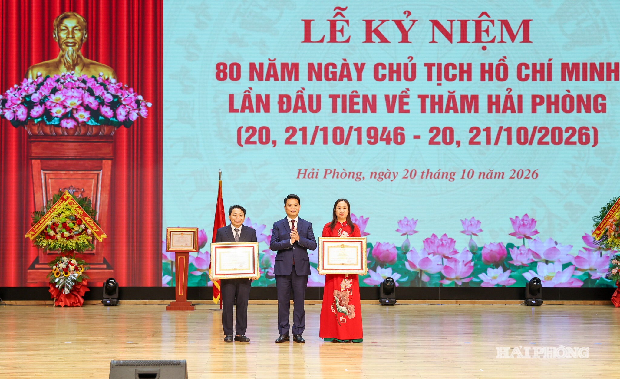 Đồng chí Lê Ngọc Châu, Ủy viên Ban chấp hành Trung ương Đảng, Bí thư Thành ủy, Trưởng Đoàn Đại biểu Quốc hội thành phố Hải Phòng trao Bằng khen của Thủ tướng Chính phủ tặng Trường Tiểu học Quang Trung, xã An Quang, thành phố Hải Phòng và ông Hà Cảnh Dương, Bí thư Đảng ủy, Chủ tịch Hội đồng nhân dân xã Hồng Châu đã có thành tích xuất sắc trong thực hiện Chỉ thị số 05 của Bộ Chính trị về ‘‘Đẩy mạnh học tập và làm theo tư tưởng, đạo đức, phong cách Hồ Chí Minh’ giai đoạn 2016 - 2026.