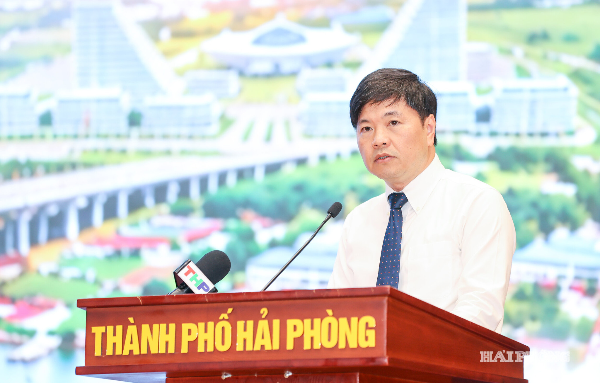 Đồng chí Hoàng MInh Cường, Phó Chủ tịch UBND thành phố tham luận tại hội thảo 