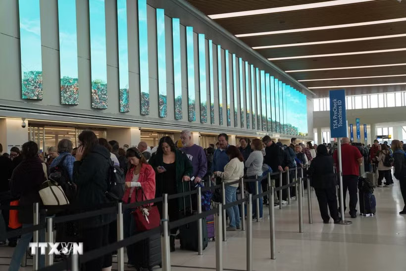 Hành khách tại sân bay LaGuardia ở New York, Mỹ. (Ảnh: THX/TTXVN)