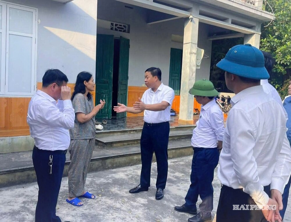 Lãnh đạo UBND phường An Phong cùng các phòng, ban chức năng xuống cơ sở vận động các hộ ở tổ dân phố Đình Ngọ nhận tiền, bàn giao mặt bằng.