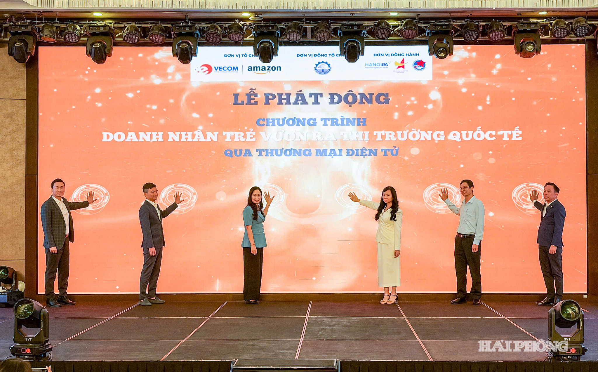 Ảnh trang 1 báo in: Các đại biểu thực hiện nghi thức phát động chương trình “Doanh nhân trẻ vươn ra thị trường quốc tế qua thương mại điện tử” tại Hải Phòng.