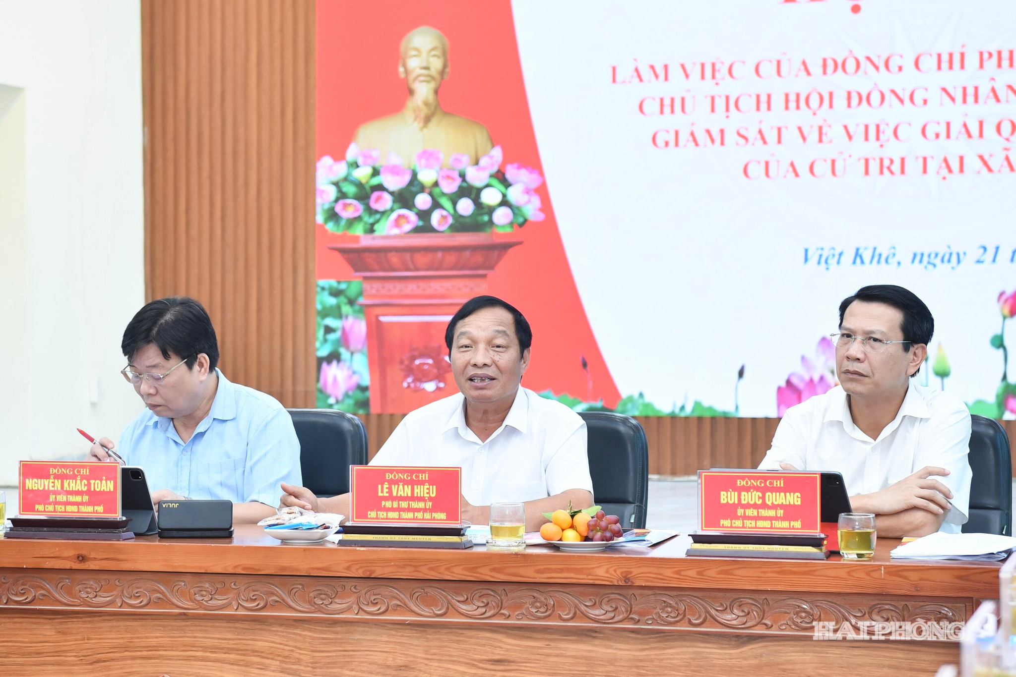 Ảnh trang trong báo in: Đồng chí Lê Văn Hiệu, Phó Bí thư Thành ủy, Chủ tịch HĐND thành phố chủ trì cuộc làm việc tại xã Việt Khê.
