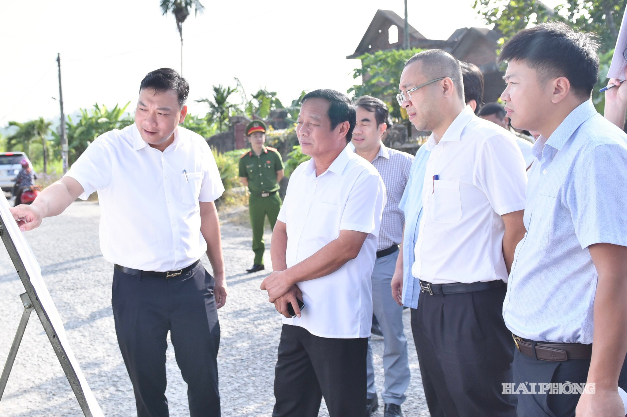 Ảnh trang 1 báo in: Đồng chí Lê Văn Hiệu, Phó Bí thư Thành ủy, Chủ tịch HĐND thành phố khảo sát một số tuyến đường giao thông xuống cấp theo kiến nghị của cử tri trên địa bàn xã Việt Khê.