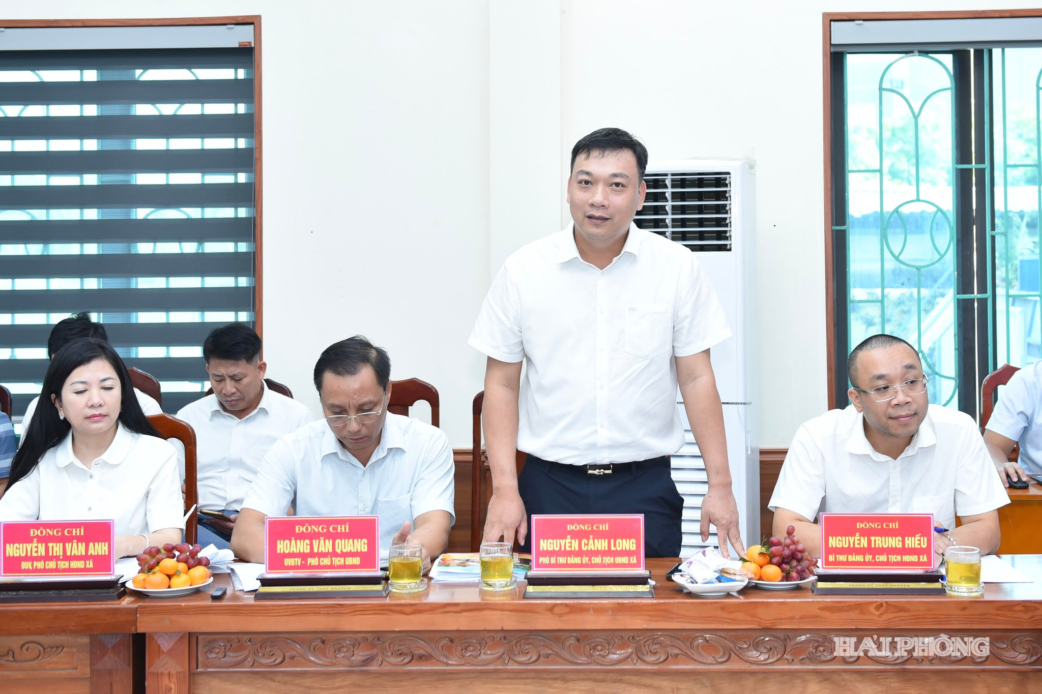 Lãnh đạo xã Việt Khê nêu một số kiến nghị, vướng mắc trên địa bàn xã tại cuộc làm việc.