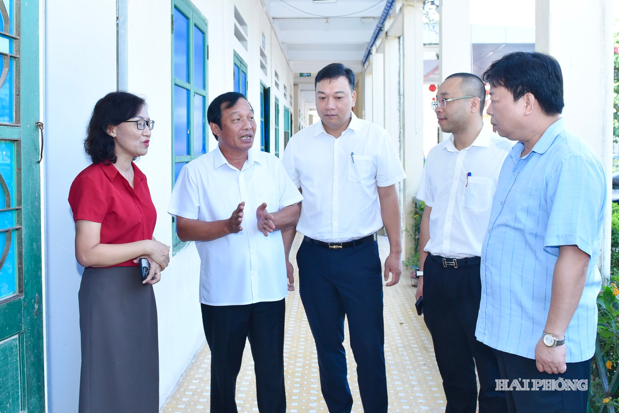 Đồng chí Lê Văn Hiệu, Phó Bí thư Thành ủy, Chủ tịch HĐND thành phố khảo sát tại Trường tiểu học Kỳ Sơn (xã Việt Khê).