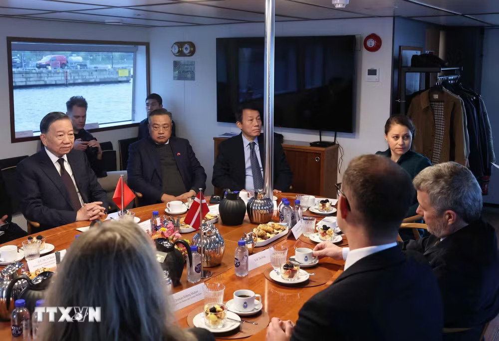 Tổng Bí thư, Chủ tịch nước Tô Lâm và Nhà Vua Đan Mạch Frederik X cùng đại biểu hai nước trên tàu ra thăm đảo nhân tạo Lynetteholm. (Ảnh: Thống Nhất/TTXVN) ttxvn_tong-bi-thu-chu-tich-nuoc-to-lam-tham-dao-nhan-tao-lynetteho-7.jpg