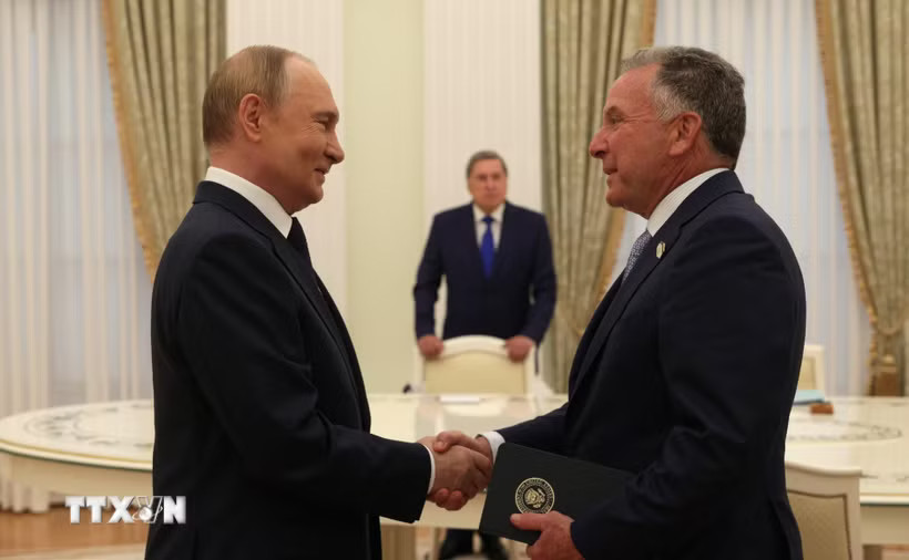 Tổng thống Nga Vladimir Putin và Đặc phái viên của Tổng thống Mỹ Donald Trump, ông Steve Witkoff, tại cuộc gặp ở Moskva, Nga ngày 6/8/2025. (Ảnh: THX/TTXVN phát)