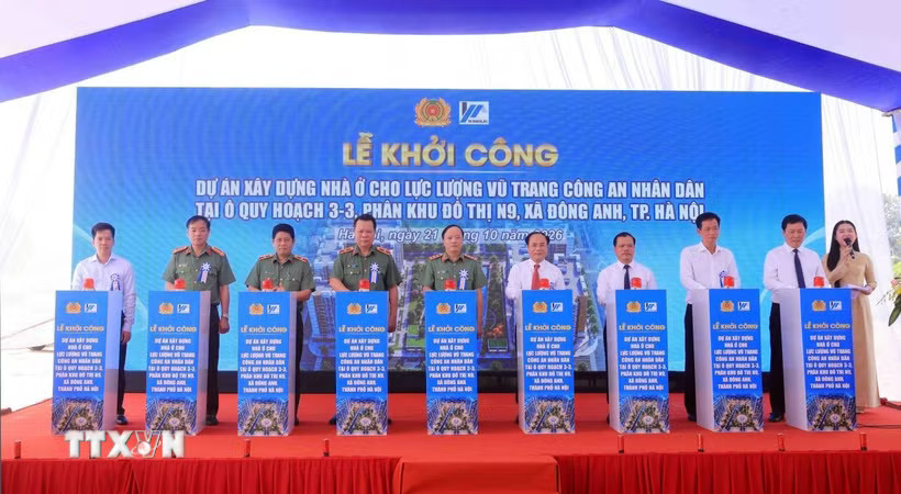 Các đại biểu thực hiện nghi thức khởi công dự án xây dựng nhà ở cho lực lượng vũ trang Công an nhân dân tại ô quy hoạch 3-3, phân khu đô thị N9, xã Đông Anh, thành phố Hà Nội. (Ảnh: Phạm Kiên/TTXVN)