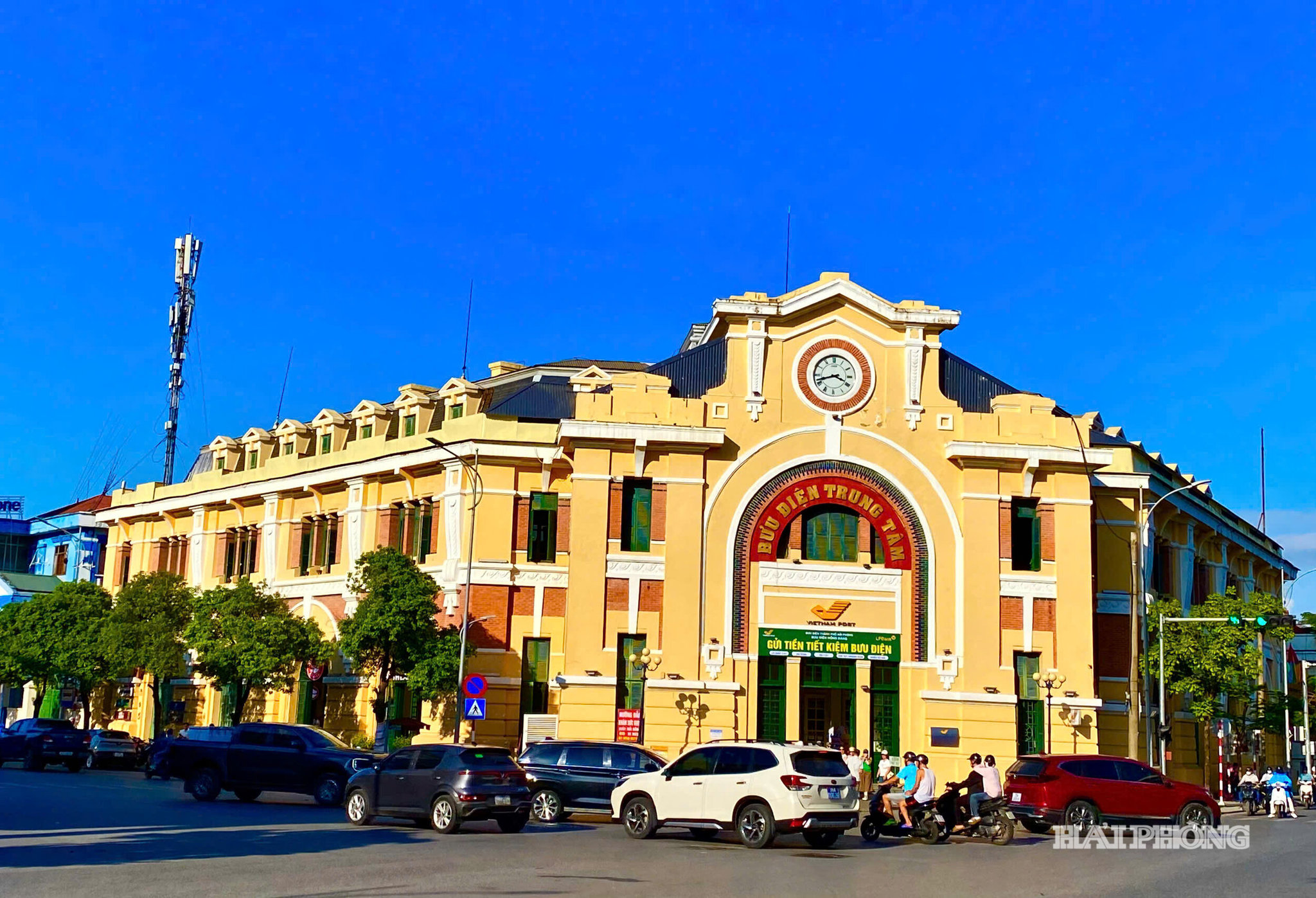 Tòa nhà Bưu điện trung tâm thành phố Hải Phòng nằm giữa hai tuyến phố Nguyễn Tri Phương và Hoàng Văn Thụ. Tòa nhà được người Pháp xây dựng từ năm 1905, vẫn giữ nét đẹp cổ kính giữa lòng đô thị hiện đại.